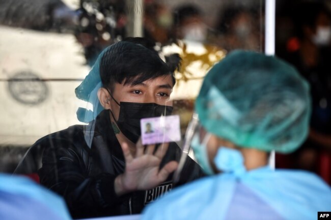 A migrant worker registers with a migrant worker ID at a Covid-19 coronavirus mobile testing clinic in Pathum Thani, just north of Bangkok on January 10, 2021.