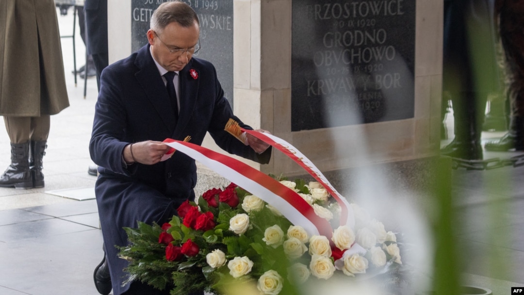 Poljski predsednik Andžej Duda polaže vijenac cvijeća na Grob Neznanog vojnika tokom svečanosti povodom Dana nezavisnosti Poljske, 11. novembra 2024. godine, u Varšavi.