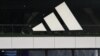 (ARCHIVO) Adidas anunció el 29 de octubre de 2024 que había llegado a un acuerdo amistoso con el controvertido rapero estadounidense Ye para poner fin a todos los procedimientos judiciales que les afectan durante dos años. AFP