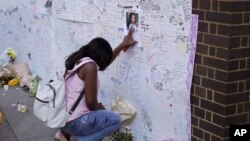 Seorang anak perempuan berusia tujuh tahun dirawat di rumah sakit dalam kondisi kritis pada Sabtu (14/1) dan lima orang lainnya terluka dalam  penembakan yang terjadi setelah Misa requiem untuk seorang ibu dan anak perempuannya di London (Foto: AP)