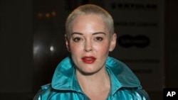 La actriz Rose McGowan posa para los fotógrafos antes del desfile de modelos en la Semana de la Moda en Londres, el viernes 14 de septiembre de 2018.