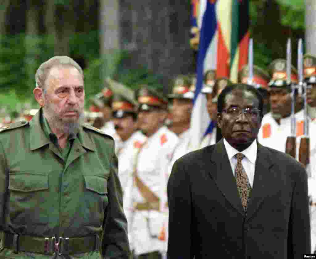 Le président cubain Fidel Castro reçoit le président du Zimbabwe, Robert Mugabe, au palais de la Révolution à La Havane, le 16 juillet 2002.