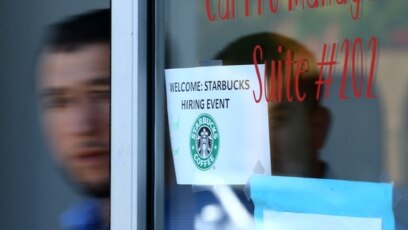 Người tị nạn bước ra từ cuộc phỏng vấn xin việc ở tiệm Starbucks, Hoa Kỳ.