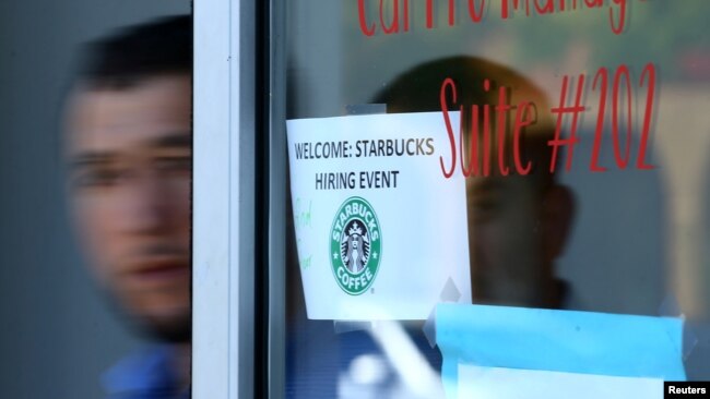 Người tị nạn bước ra từ cuộc phỏng vấn xin việc ở tiệm Starbucks, Hoa Kỳ.