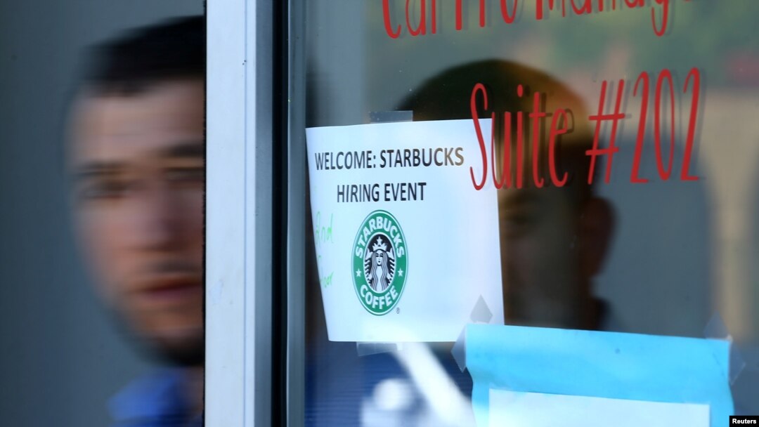 Người tị nạn bước ra từ cuộc phỏng vấn xin việc ở tiệm Starbucks, Hoa Kỳ.