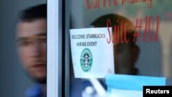 Người tị nạn bước ra từ cuộc phỏng vấn xin việc ở tiệm Starbucks, Hoa Kỳ.