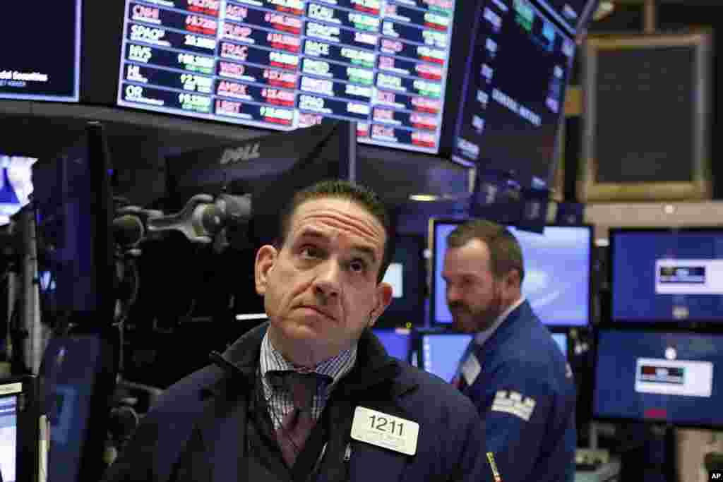یک کارمند بازار بورس سهام در نیویورک موسوم به وال استریت. بازار سهام آمریکا فراز&nbsp; و فرود زیادی در هفته های اخیر داشته است.