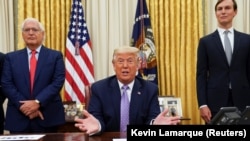 Predsjednik Donald Tramp, u društvu savjetnika Jareda Kushnera i ambasadora u Izraelu Davida Friedmana, u Bijeloj kući najavljuje dogovor Izraela I Ujedinjenih Arapskih Emirata (Foto: REUTERS/Kevin Lamarque)
