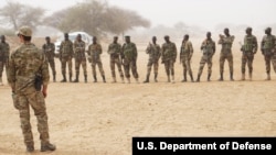 FILE - A U.S. Army Special Forces weapons sergeant speaks to a group of Nigerien soldiers during Exercise Flintlock 2017 in Diffa, Niger, March 11, 2017. A fourth U.S. soldier was killed during an attack this week in Niger, according to the U.S. military.