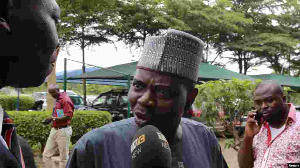 Ali Ahmad (C),Kakakin majalisar dokokin jihar Kwara, yana amsa tambayoyin wani dan jarida a gaban a Kotun Tabbatar da Da'ar Ma'aikata dake Abuja, inda aka gurfanar da shugaban Majalisar dattijai Bukola Saraki. Satumba 21, 2015.