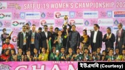সাফ অনূর্ধ্ব-১৯ নারী চ্যাম্পিয়নশিপ বিজয়ী বাংলাদেশের মেয়েরা। (ছবি- ইউএনবি) 