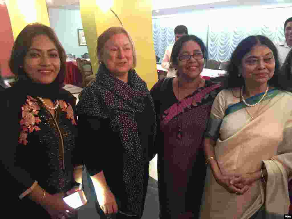 Amanda meets with VOA Bangla staffers, stringers, and fans at a hotel reception in Cox’s Bazar, Bangladesh.