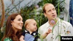 Pangeran William, Kate dan putra pertama mereka, pangeran George, saat mengunjungi pameran kupu-kupu di Natural History Museum di London, 2 Juli 2014 (Foto: dok).