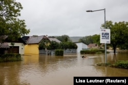 Lambang Partai Kebebasan (FPO) sayap kanan Austria tampak menempel di sebuah tiang yang berada di daerah banjir setelah hujan lebat di Langenlois, Austria, 15 September 2024. (Foto: REUTERS/Lisa Leutner)