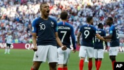 Le Français Kylian Mbappe célèbre après avoir marqué le troisième but de son équipe lors de la huitième de finale entre la France et l'Argentine, lors de la Coupe du monde de football 2018 à la Kazan Arena de Kazan, en Russie, le samedi 30 juin 2018 (AP Photo / David Vincent)