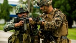 필리핀 팜팡가에서 열린 미-필리핀 연합군사훈련 중 미 해병대원이 필리핀 해병대원에게 화기 취급법을 가르치고 있다.