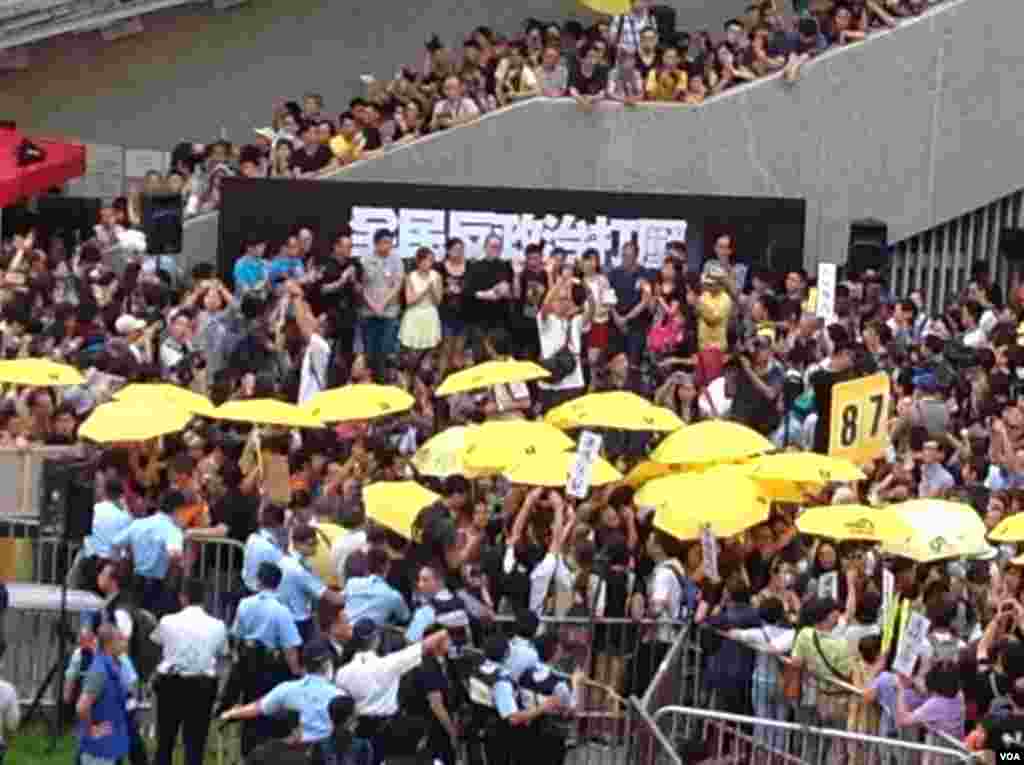 港人重返政總紀念雨傘運動一周年（美國之音海彥拍攝） 