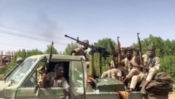 FILE - Para pejuang mengendarai truk pikap yang dilengkapi menara di distrik Nil Timur, Khartoum, dalam video selebaran yang dirilis oleh Pasukan Dukungan Cepat (RSF) paramiliter Sudan, 23 April 2023. (Rapid Support Forces (RSF) / AFP) 