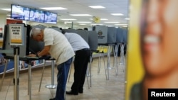 Cử tri ở Santa Ana,bang California bỏ phiếu trong cuộc bầu cử sơ bộ Siêu thứ ba. REUTERS / Mike Blake - RC2O7F940O5T