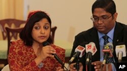 Maldivian Foreign Minister Dunya Maumoon, left, speaks to reporters during a media briefing in Colombo, Sri Lanka, March 16, 2015. 