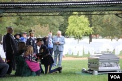 한국전쟁 중 실종됐다 65년 만에 신원이 확인된 로버트 마이어스 상병의 안장식이 지난 2015년 10월 미 알링턴 국립묘지에서 열렸다. 미군 대표가 마이어스 상병 가족에게 관을 덮었던 성조기를 전달하고 있다.