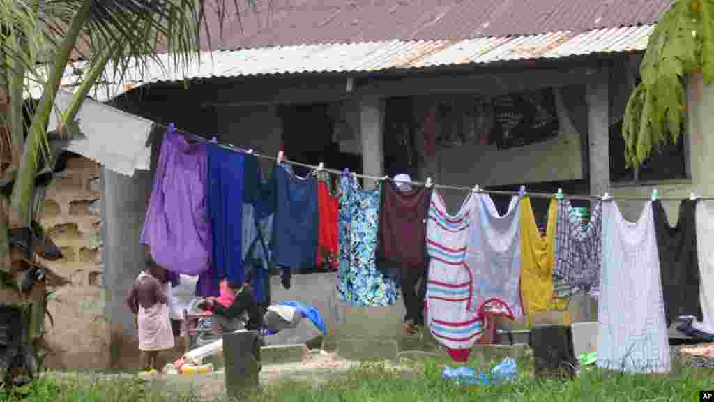 La maison d’un malade suspecté mort d’Ebola, mise en quarantaine dans le faubourg de Monrovia, Liberia, le 1er juillet 2015. 