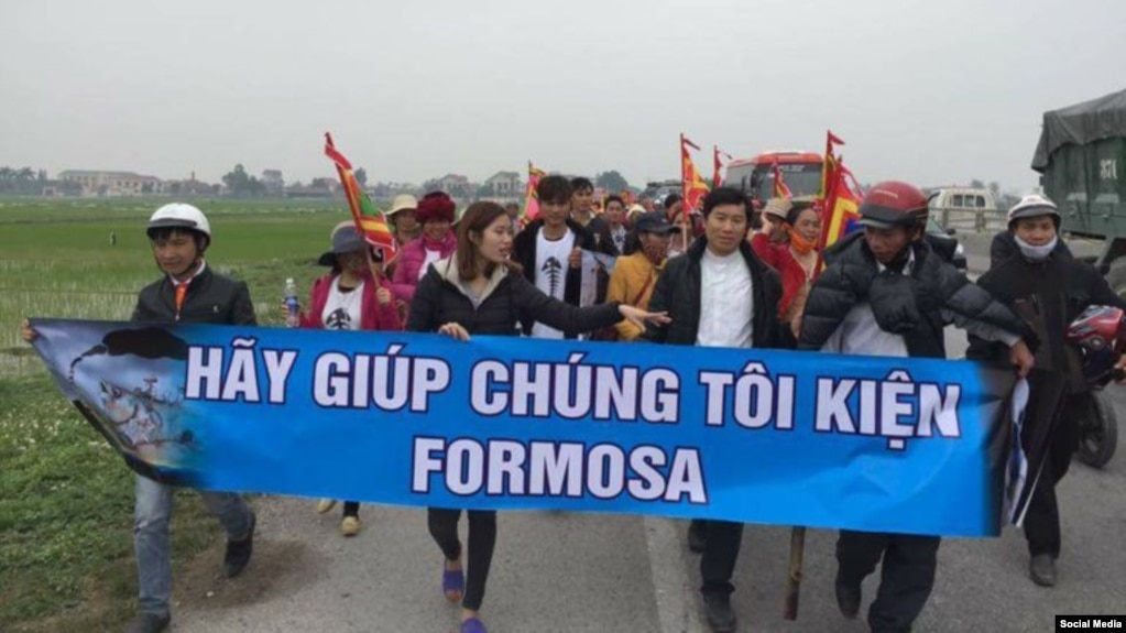 Đoàn giáo dân tuần hành nộp đơn kiện Formosa Hà Tĩnh