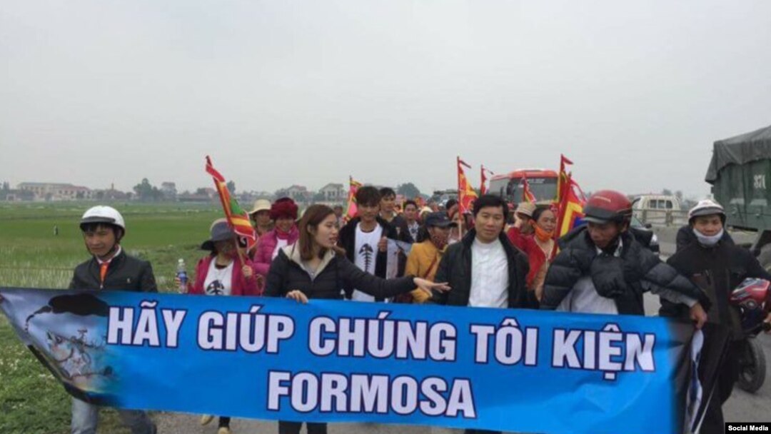 Linh mục Nguyễn Đình Thục và đoàn biểu tình