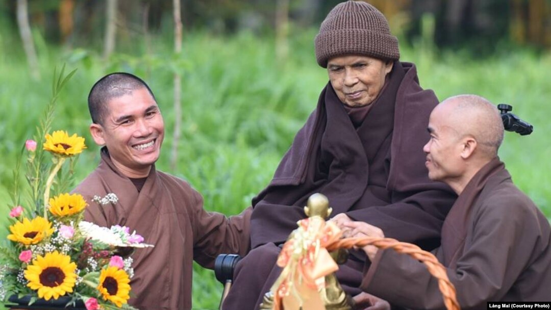 Thiền sư Thích Nhất Hạnh và các tăng ni.