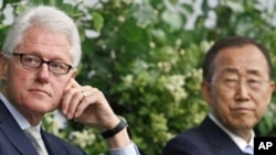 Former US President Bill Clinton (l) and UN Secretary-General Ban Ki-moon during a panel meeting on HIV/AIDS at United Nations headquarters, June 9, 2011