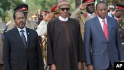 Wasu shugabannin Afrida: Shugaban Somalia a hagu na Najeriya a tsakiya da na Kenya a dama