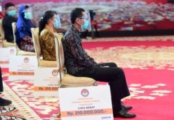 Penyerahan dana kompensasi kepada korban terorisme sebagai bentuk tanggung jawab negara di Istana Negara , Jakarta, Rabu (16/12). (biro Setpres)