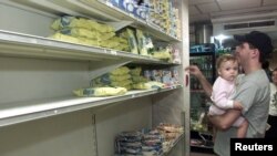 El desabastecimiento de alimentos es uno de los más graves problemas de Venezuela. La importación de alimentos cada vez es más retrasada por la falta de pagos. 