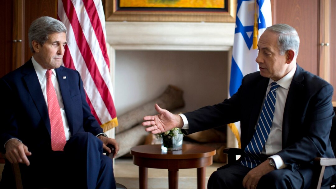 PM Israel Benyamin Netanyahu (kanan) dan Menlu AS John Kerry di Yerusalem (6/11).