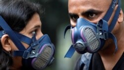 نئی دہلی کے شہری بیماریوں سے بچاؤ کے لیے ماسک پہن کر گھروں سے نکل رہے ہیں۔