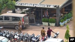 Les forces de sécurité sont postées devant le café-restaurant à Ouagadougou, Burkina Faso,le 14 août 2017.