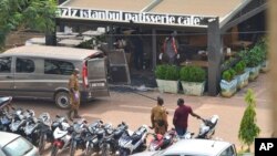 Les forces de sécurité devant le Café Aziz Istanbul le lendemain de l'attaque terroriste, le 14 août 2017. 