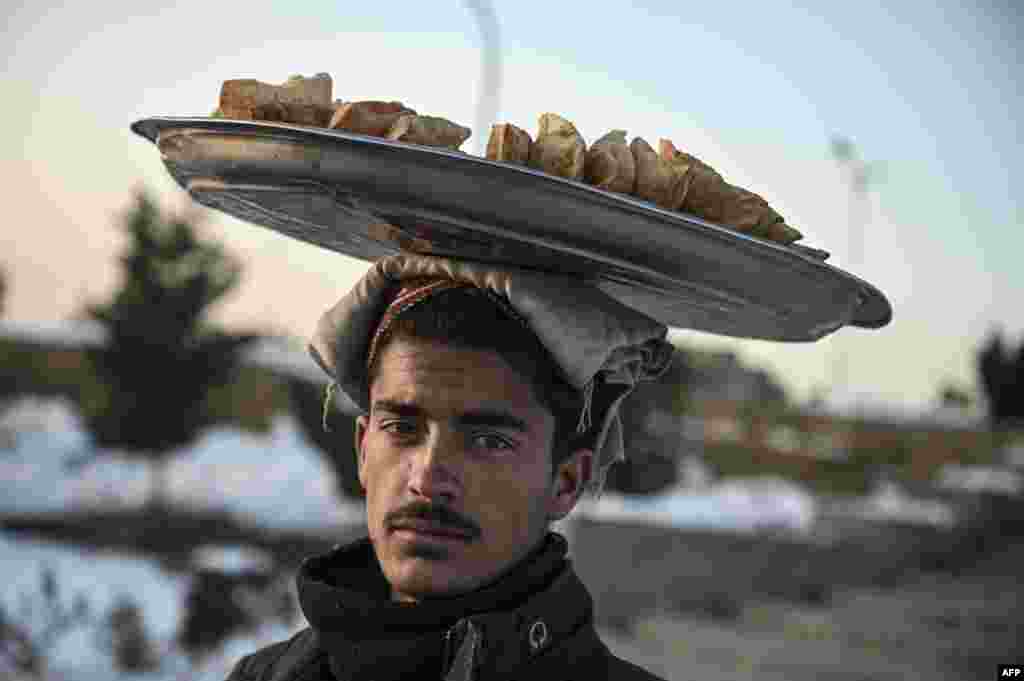 Somsa sotuvchisi. Kobul, Afg'oniston. 