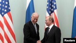  Vladimir Poutine (à droite) serre la main du vice-président américain Joe Biden lors de leur rencontre à Moscou en Russie, le 10 mars 2011. 