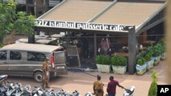 Pasukan keamanan berjaga di luar kafe dan restoran yang diserang oleh kelompok bersenjata yang dicurigai sebagai kelompok ekstrem Islam di Ouagadougou, Burkina Faso, 14 Agustus 2017.