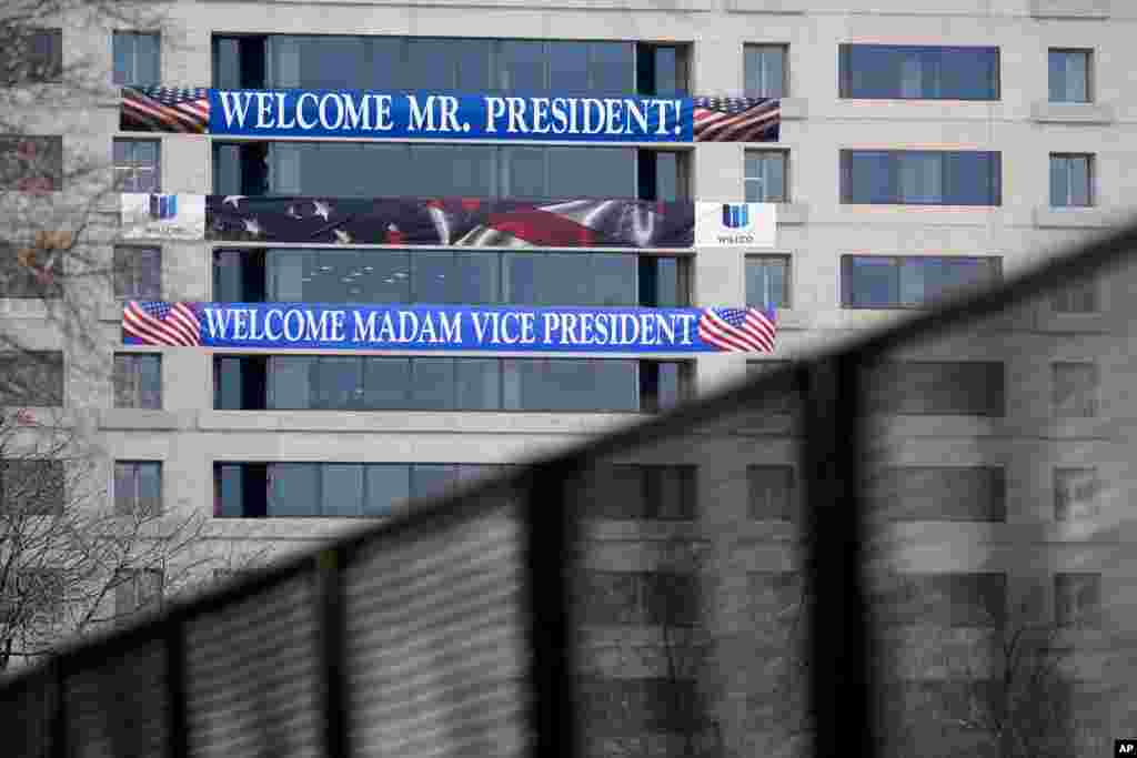 Carteles dando la bienvenida al futuro presidente engalan la fachada de un c&#233;ntrico edificio. 16 de enero de 2021.