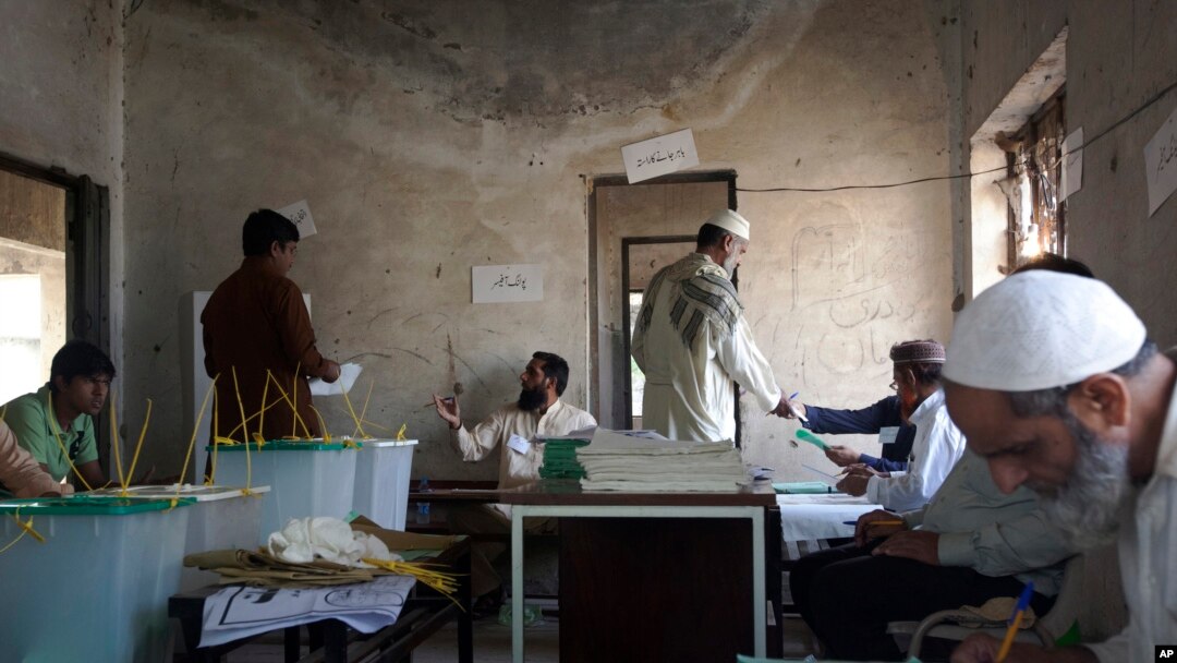 ایک پولنگ سٹیشن پر ووٹ ڈالے جا رہے ہیں۔ فائل فوٹو