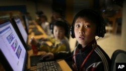 지난 4월 북한 태양절 참관을 위해 초청 받은 외국 언론인들이 평양 과학기술 단지를 방문한 가운데, 컴퓨터를 하고 있던 학생이 취재진에게 눈을 돌리고 있다. 