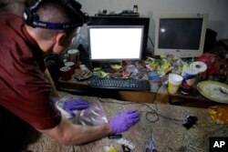 2017年4月20日，在菲律賓馬巴拉卡特，在對來自伊利諾伊州皮奧里亞的蒂莫西·迪肯的一次突襲行動中，聯邦調查局的電腦分析師在這位涉嫌從事兒童網絡色情的運營商的電腦進行檢查