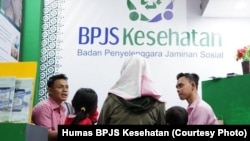 Staf BPJS Kesehatan Kediri, Jawa Timur dalam sosialisasi di sebuah ajang pameran. (Foto: Humas BPJS Kesehatan)