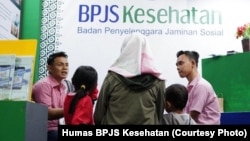 Staf BPJS Kesehatan Kediri, Jawa Timur dalam sosialisasi di sebuah ajang pameran. BPJS Kesehatan dilaporkan kebocoran ratusan juta data penduduk. (Foto: Ilustrasi)