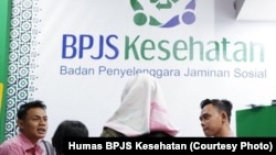 Staf BPJS Kesehatan Kediri, Jawa Timur dalam sosialisasi di sebuah ajang pameran.(Foto: Humas BPJS Kesehatan)