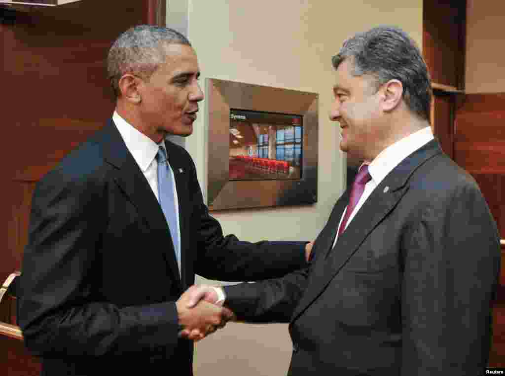 U.S. President Barack Obama shakes hands with Ukraine's President-elect Petro Poroshenko during their meeting in Warsaw, June 4, 2014. 