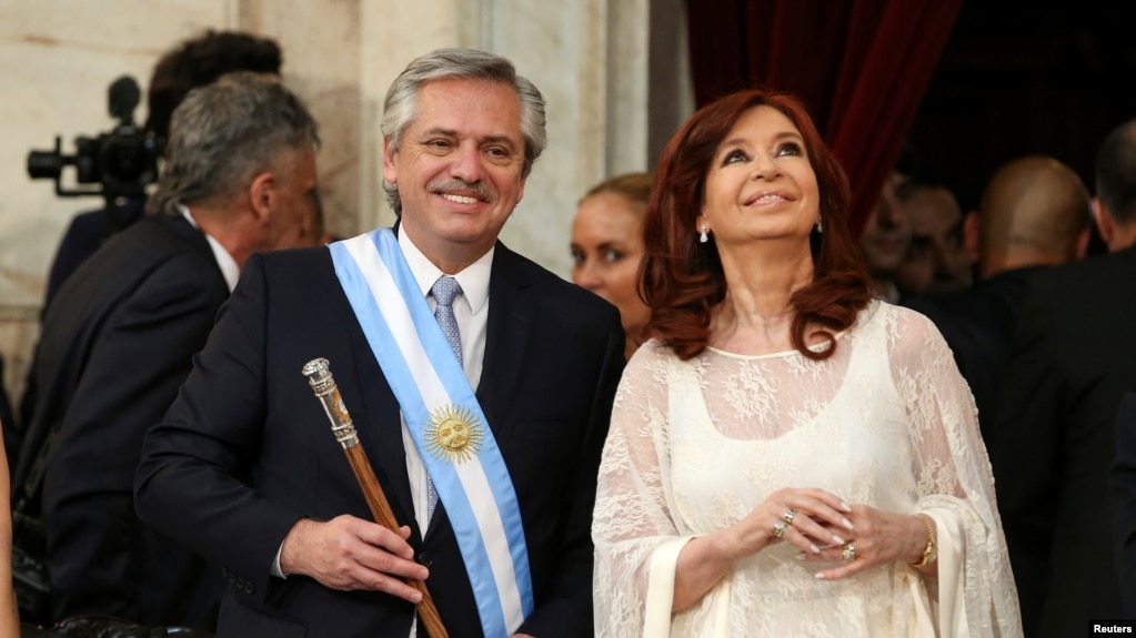 El presidente electo Alberto Fernández llega al poder con una economía envuelta en crisis y una pobreza de más del 35 por ciento en Argentina.