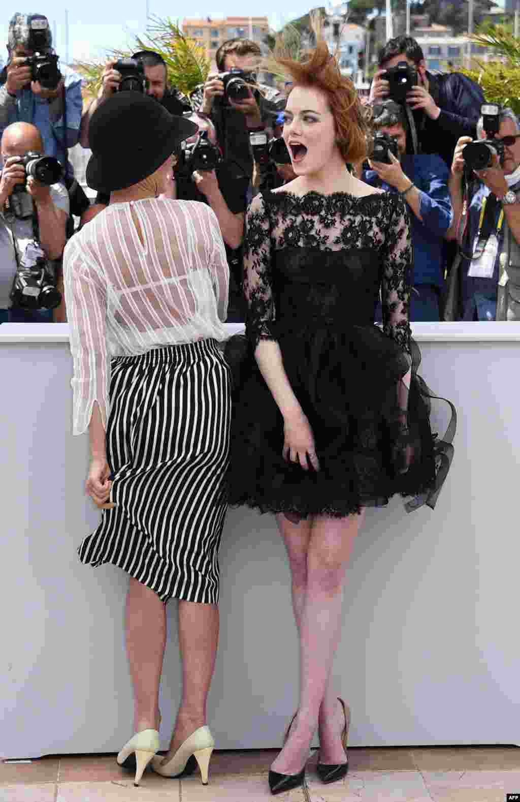 Aktris AS Parker Posey (kiri) dan Emma Stone berpose untuk mempromosikan film &quot;Irrational Man&quot; di Festival Film Cannes ke-68 di Cannes, Perancis.